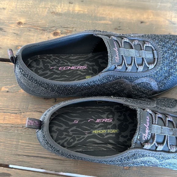 Skechers Bungee Gray Slip Ons - Picture 2 of 7